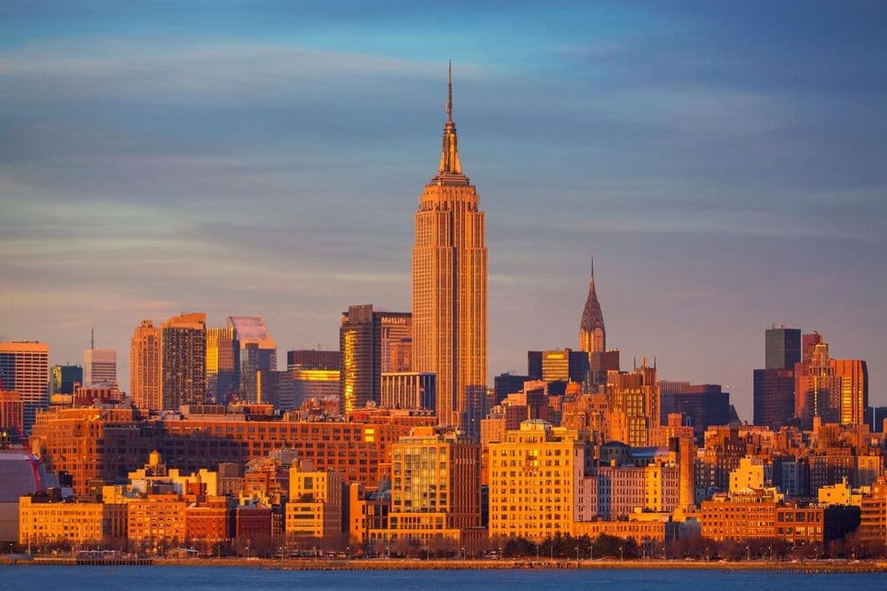 Skyline von Manhattan im goldenen Abendlicht mit dem Empire State Building
